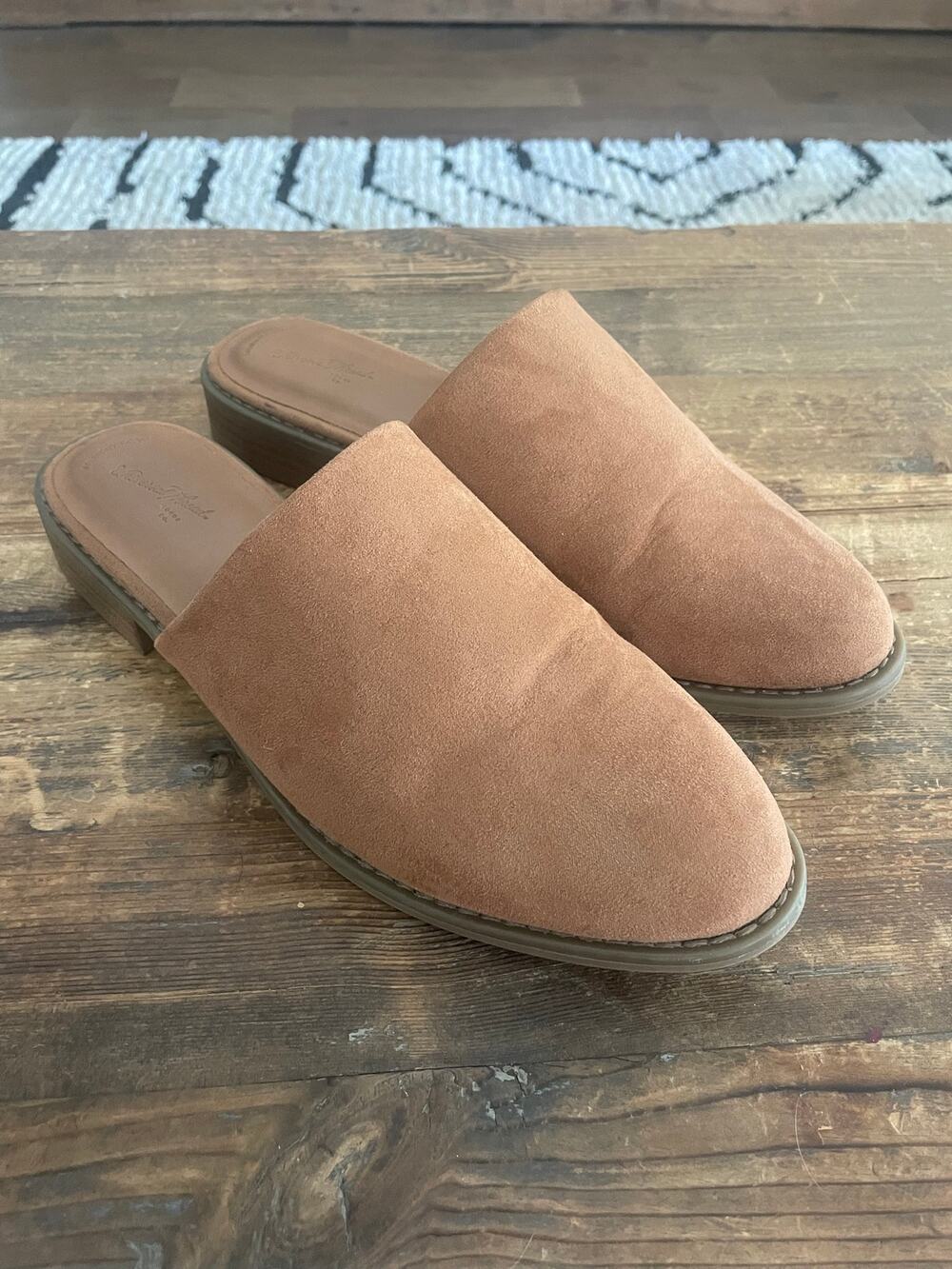 Universal Thread Tan Suede Pointed Toe Mule Slides Women’s Size 8